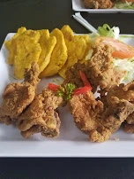 Chicharrones de Pollo Con Tostones Y Ensalada
